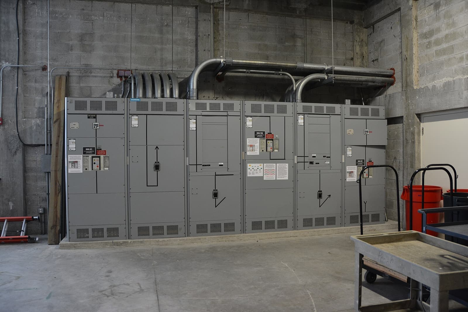 Deretan panel hubung bagi (switchgear) di ruang listrik