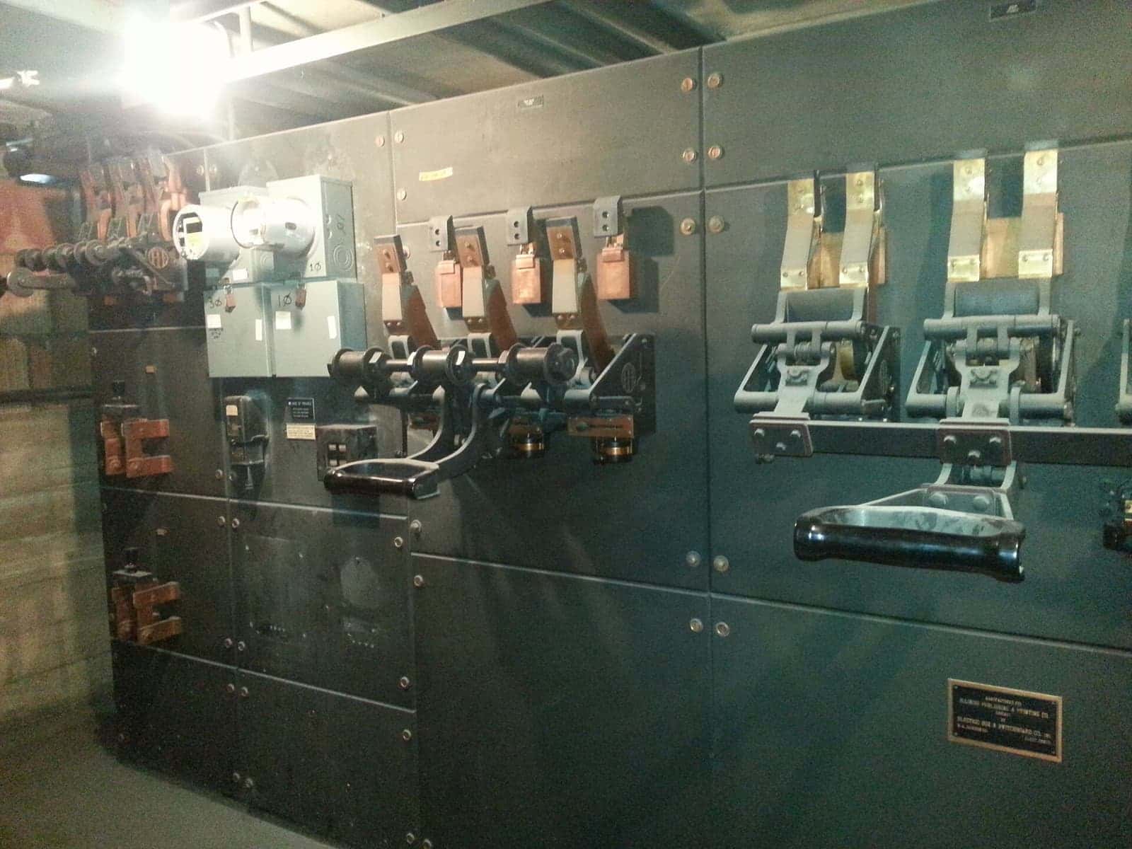 Panel switchgear lama dengan tuas pemutus